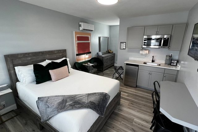 Stylish Boutique Hotel - Queen suite - Oceano Suites — Daytona Beach, FL