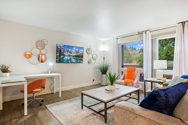 Bellevue 1BR | Steps to Bellevue Sq | W/D+Parking — Bellevue, WA