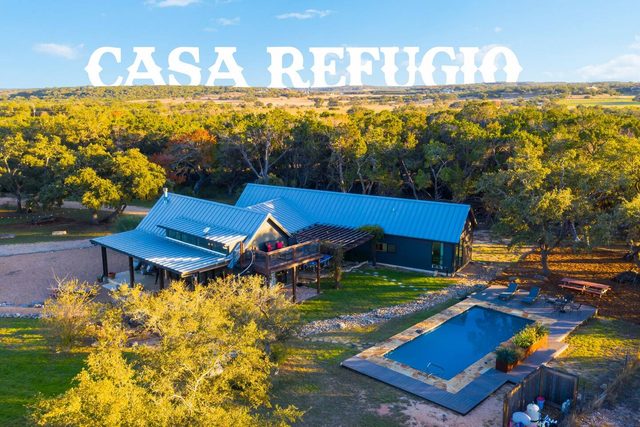 Pool, Hot Tub, Sleeps 14, Stunning 5-Acre Retreat!