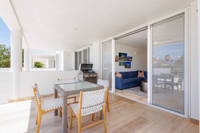 Coveted Hotel Zone! Shopping, Restaurants & Beach!