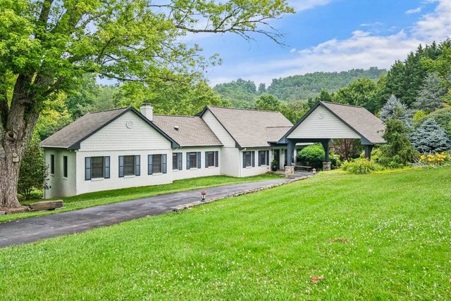 5 Acre Estate — Fairview, NC