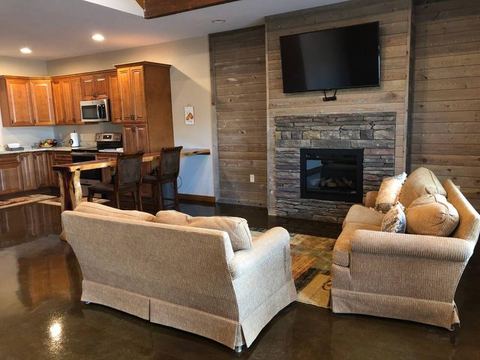 Waterloo Lodge - Buzzard's Roost A — Waterloo, AL