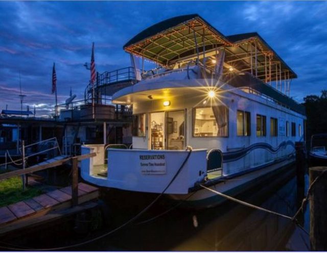 Summertime Bayou Houseboat Oasis: Spa Fish & Kayak — Morgan City, LA
