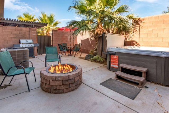 Townhome Near Zion with Hot Tub & Pool