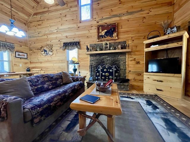 2 bed Cabin w/ HOT TUB close to Helen #16 — Helen, GA