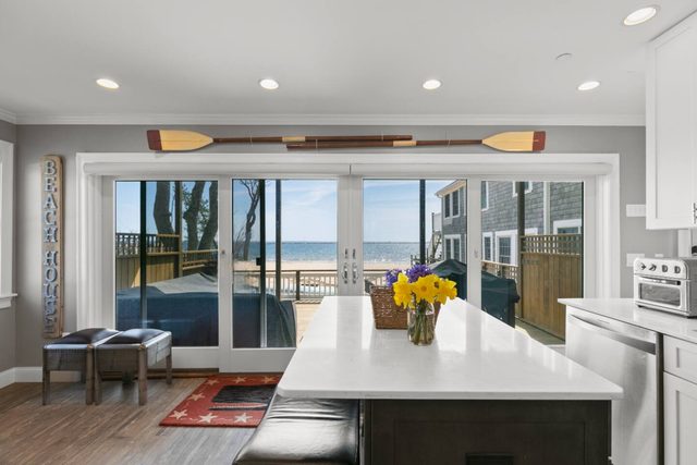 Modern Beachfront Escape - Steps from Ferry - Deck — Provincetown, MA