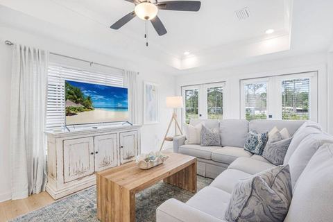 New - Close to Wharf! 3 bedrooms, Sleeps 10, Pool
