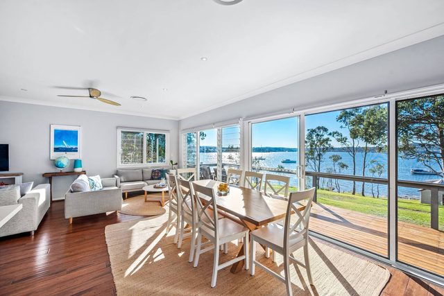 The Boathouse - Absolute Lakefront — Wangi Wangi, New South Wales