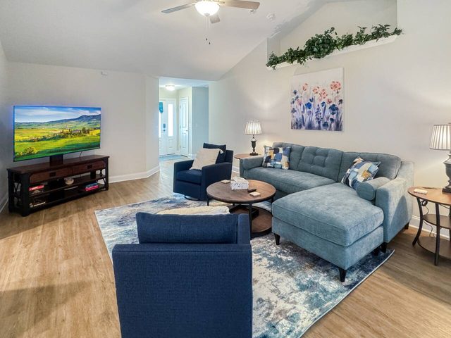 Shadow Lakes Retreat~Central location to Beaches, Golfing, Southport Ferry — Southport, NC