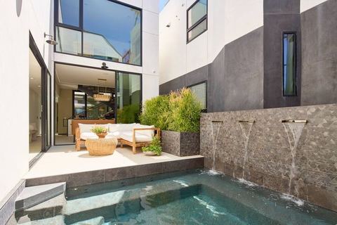 Venice Oasis w Pool, Spa, Rooftop, Walk to Beach — Los Angeles, CA