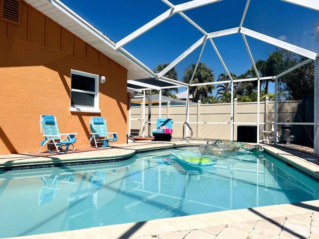 Coral Charmer POOL HOME short walk to beach — Fort Myers Beach, FL