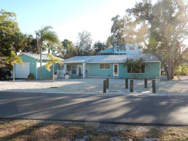Mid Island Home with Hot Tub 1 Block from beach! — Fort Myers Beach, FL
