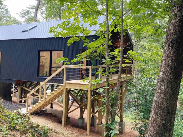 Designer Treehouse Loft w/ Fireplace | Lunori 3