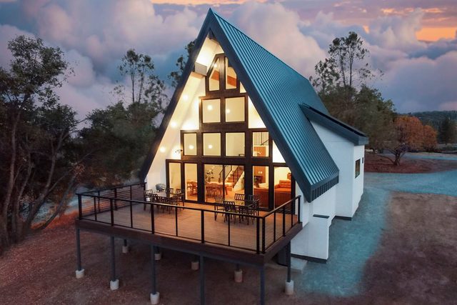 High End A-Frame - Hot Tub - Awesome Views - Yosemite - Electric Vehicle Friendly - Sleeps 10 — Oakhurst, CA