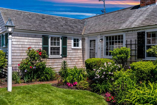 Sunny Beachfront Condo w/ Parking - Ptown West End — Provincetown, MA