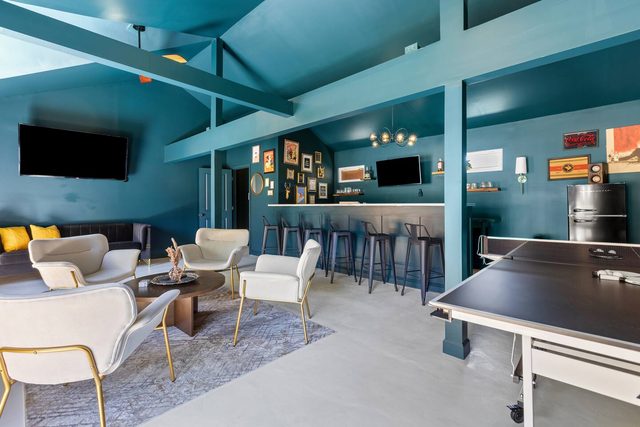 The Luxe Hot Tub Private Bar 12 Min to Horse Park — Georgetown, KY