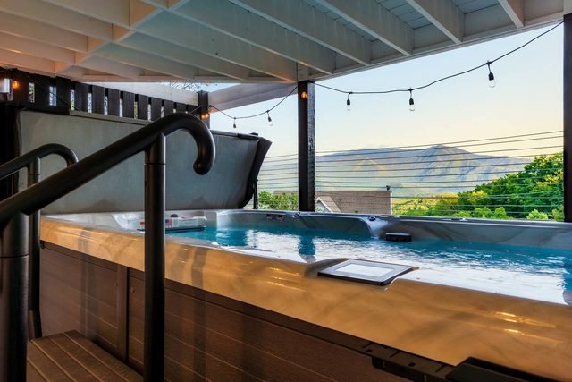 Picturesque Fall View, Swim Spa, Gameroom, Firepit — Gatlinburg, TN