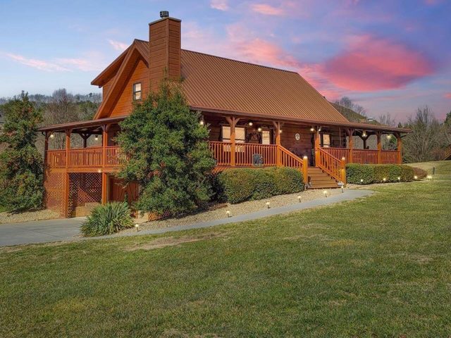 Autumn Rose: Best Darn Porch/Theater/Fire Pit/Pool — Sevierville, TN