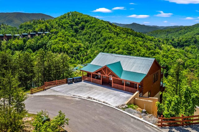 Smoky Mtn Cabin with Pool, Theater and 6 Suites — Sevierville, TN