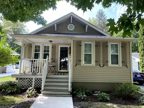 Lovely Home in Quiet Neighborhood Near Dow Garden