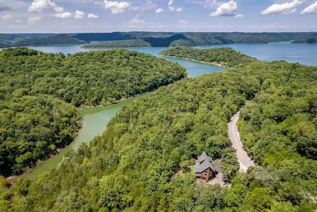 Hot Tub, Sunroom w/ heat and A/C, Game room, Views — Smithville, TN