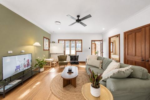 House of Fairy Wren -Charming Queenslander Cottage mins drive to Brisbane CBD and Gabba Stadium! - Holiday Home — Annerley, Queensland