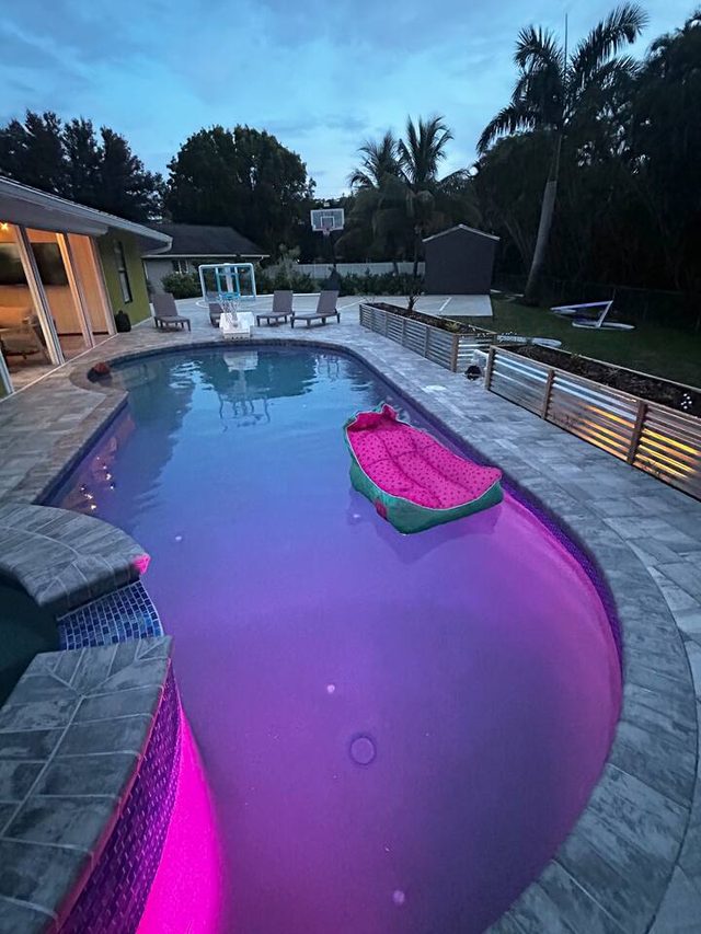 Play & Stay Paradise Heated Pool Courts Mini Golf — Fort Myers, FL