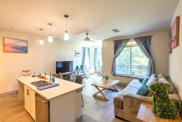 Riverwalk & Pool View! King bed! Gym Free Parking — San Antonio, TX