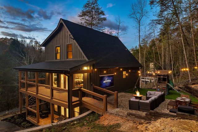 Outdoor Movie Theater, Firepit, Game room, Hot tub — Sevierville, TN