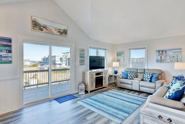 Ocean Views | 2nd Row OBX Livin’ | Sleeps 10 — Kill Devil Hills, NC