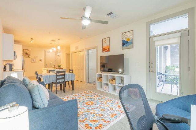 Trendy Riverwalk APT Retreat King Bed Pool Gym — San Antonio, TX