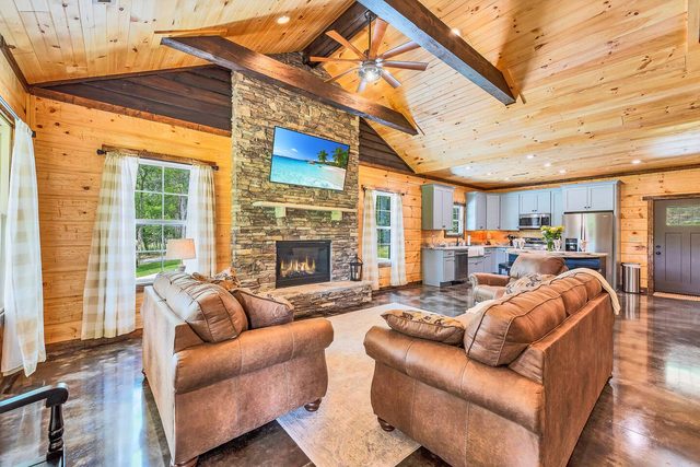 10 Acres*Private River * Hot Tub*Fire Pit*Fishing — Walland, TN