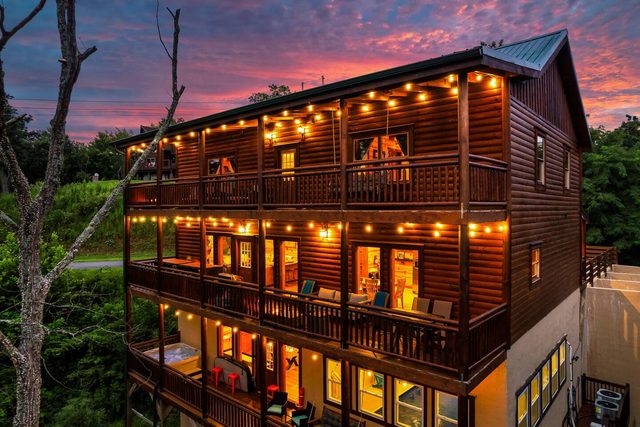 6 ensuite large bedrooms - private pool - hot tub — Gatlinburg, TN