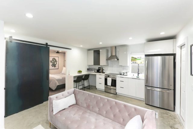 1BD 1BA-Black&White ArtBNB Cottage-Antique Row WPB — West Palm Beach, FL