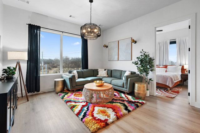 Secured Building, King Sized Beds, Pet Friendly — Nashville, TN