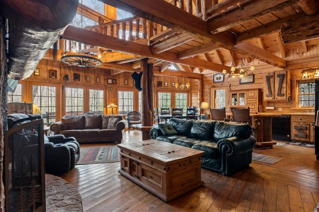 Crickett Lane - 8 Stall Horse Barn Available! — Oneida, TN