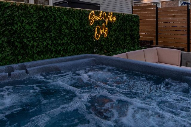 Spacious; 2 mins from HPU;Hot Tub;Good for groups!