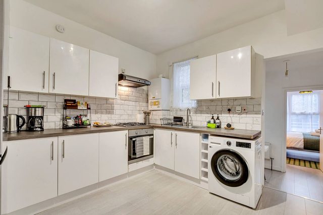 Work crew housing—fast WIFI & secure van parking — Greater London, England