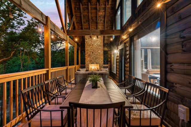 Luxury Cabin: Views, Theater, Hot Tub & Games
