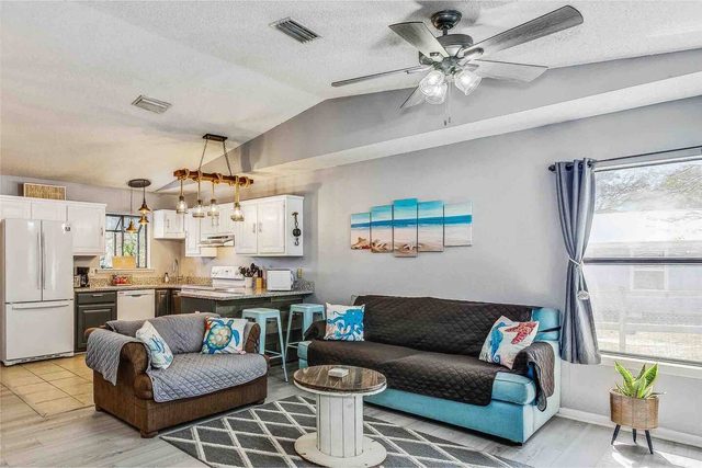 Quaint Cottage by the Bay (Porthole Paradise) — Elberta, AL
