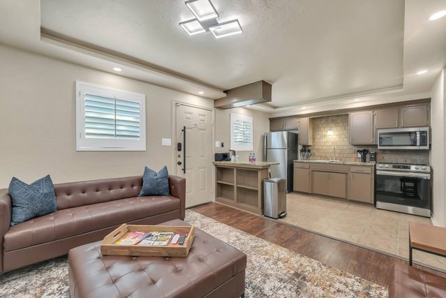 Oak's Beautiful Contemporary Suite #08