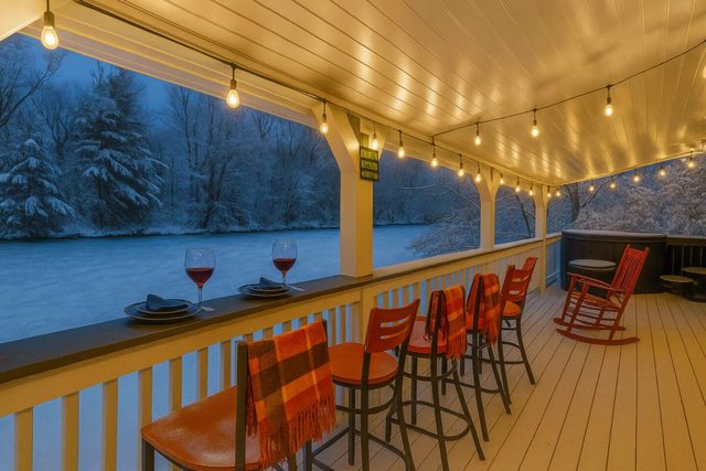 Riverfront Enjoy fires, fishing, swimming & games — Walland, TN