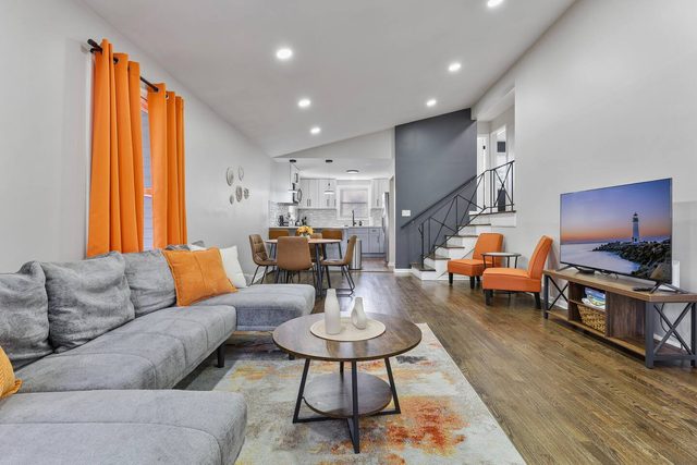 Kaleidoscope: 4 BR, 2BA