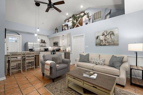 NEW! Cozy Cottage Mins to Beach! Hammock & Grill