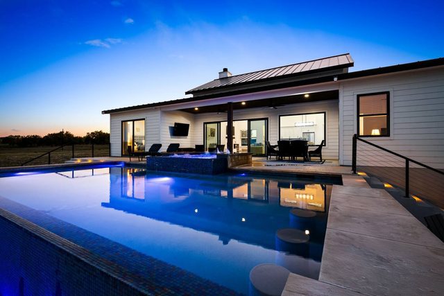 NEW Hot Tub, Pool, Fire Pit, Views on 10 acres