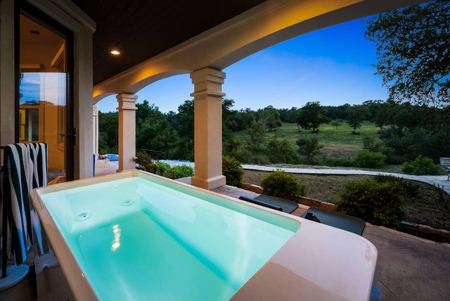 NEW Views, Cold Plunge, Sauna, Fire Pit, 10 acres — Austin, TX