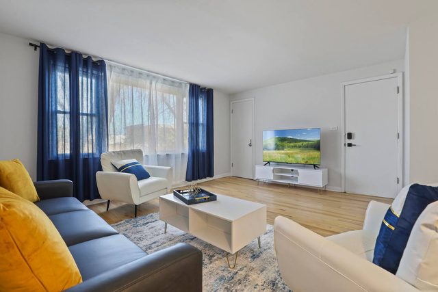 Chicago Chic: 2 BR - 1 BA & Garage