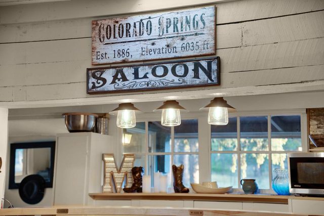 Restored 1919 Cabin-14 Fenced Acres-Pet Friendly — Colorado Springs, CO