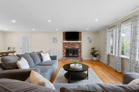 Short Walk to Beach & Dining w/ a Spacious Deck! — Yarmouth, MA