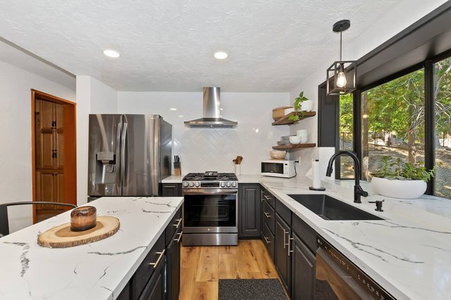 Modern Treehouse w/ Spa | Stylish 3BR — Lake Arrowhead, CA